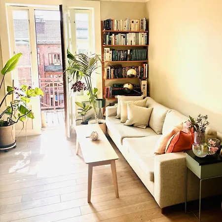דירה Sunny And Charming Flat, Private Balcony